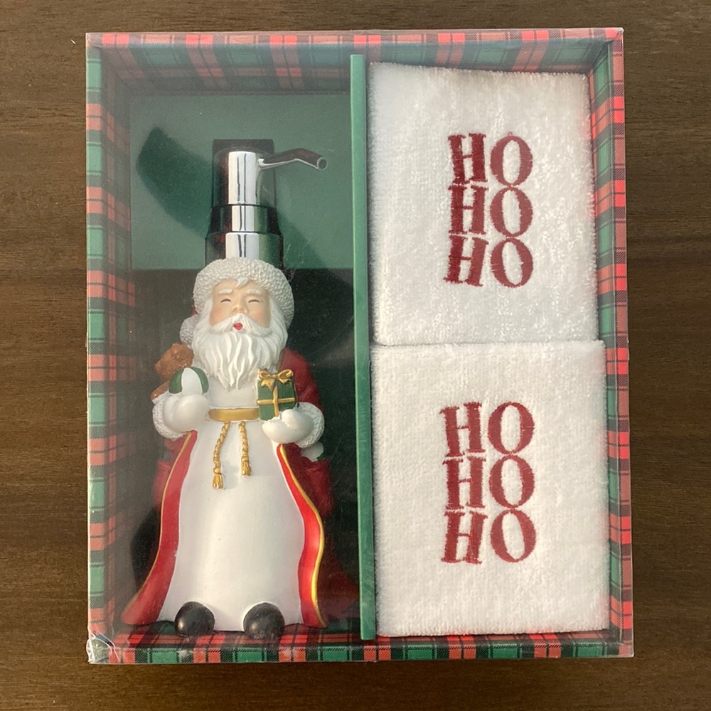 Holiday Hills Santa Holiday Counter Set: Dispenser and Towel Set